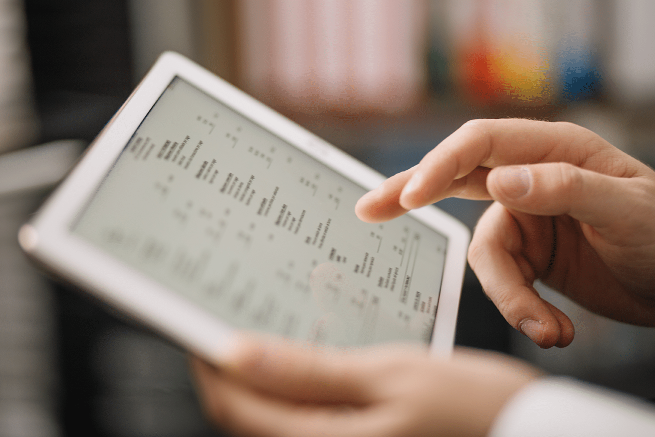 Personne tenant une tablette contenant une base de données.